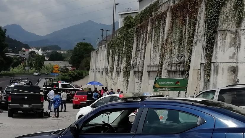 Abandonan cuerpo en un auto cerca del centro de Huauchinango