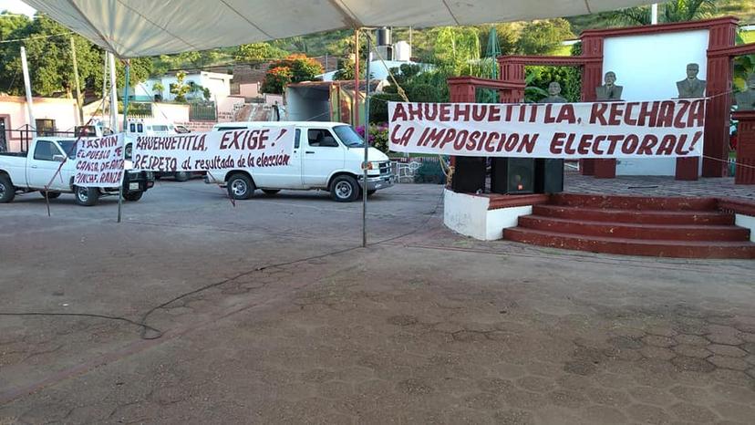 Vecinos de Ahuehuetitla impiden toma de protesta de la nueva alcaldesa