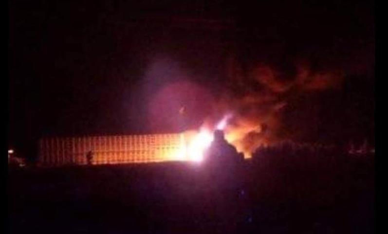 Bandas se disputan tráiler y lo incendian en Acatzingo