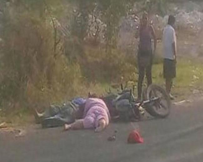 Auto embiste a motociclistas en la Izúcar-Atencingo
