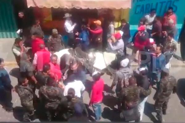 VIDEO: Policías impiden a priista promoverse en Tlachichuca