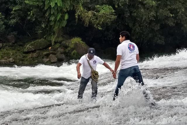 Aún buscan a joven que se lo llevó el río en Cuetzalan
