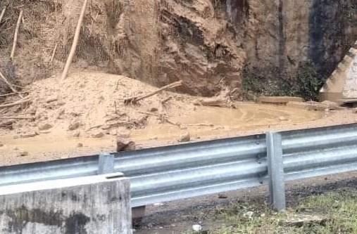 Deslizamiento de tierra bloquea autopista México-Tuxpan
