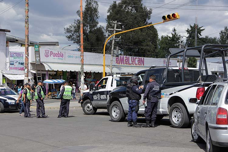 Agreden a policía en Amalucan por retirar vehículos en doble fila