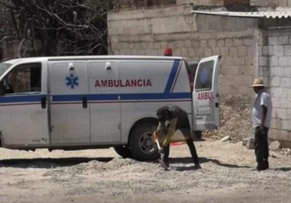 Utilizan ambulancia para transportar grava en Xochitlán