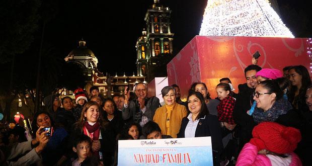Rivera enciende árbol navideño en el zócalo de Puebla