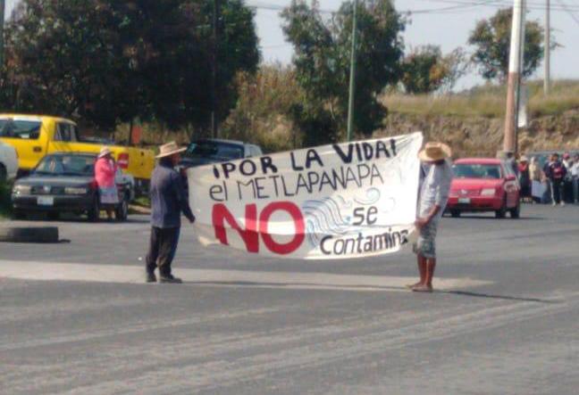 Vecinos de Zacatepec bloquean acceso al aeropuerto de Huejotzingo