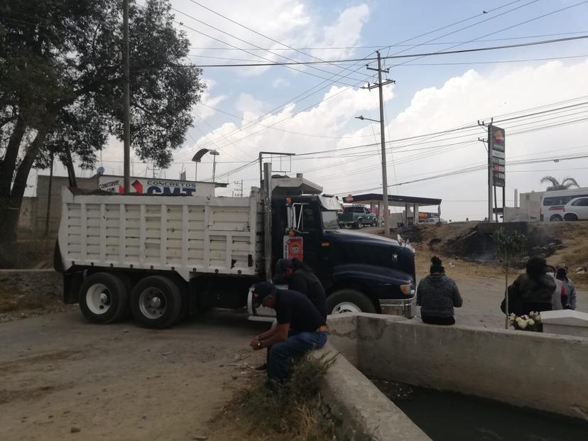 Vecinos de Texmelucan cierran calle para exigir obras de pavimentación
