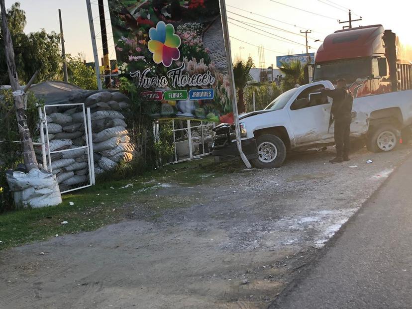 Tráiler impacta camioneta y evita robo en Cuapiaxtla de Madero