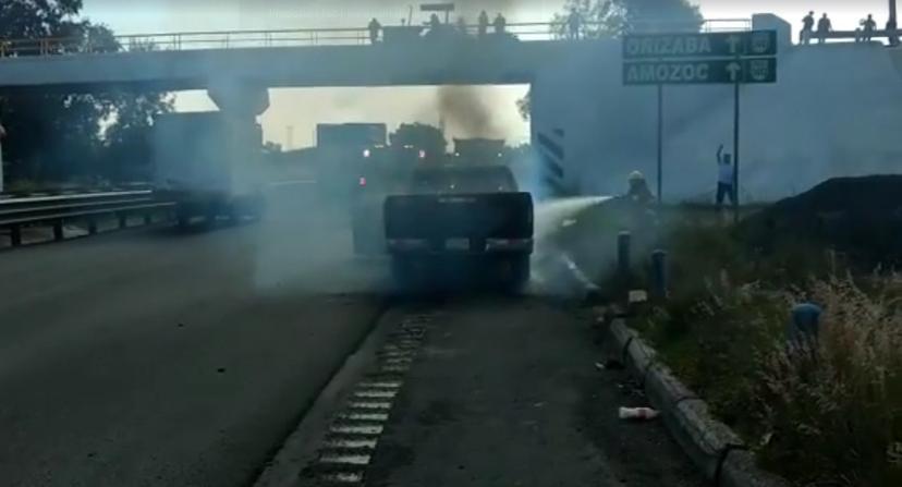 Se incendia camioneta en la autopista Puebla-Orizaba