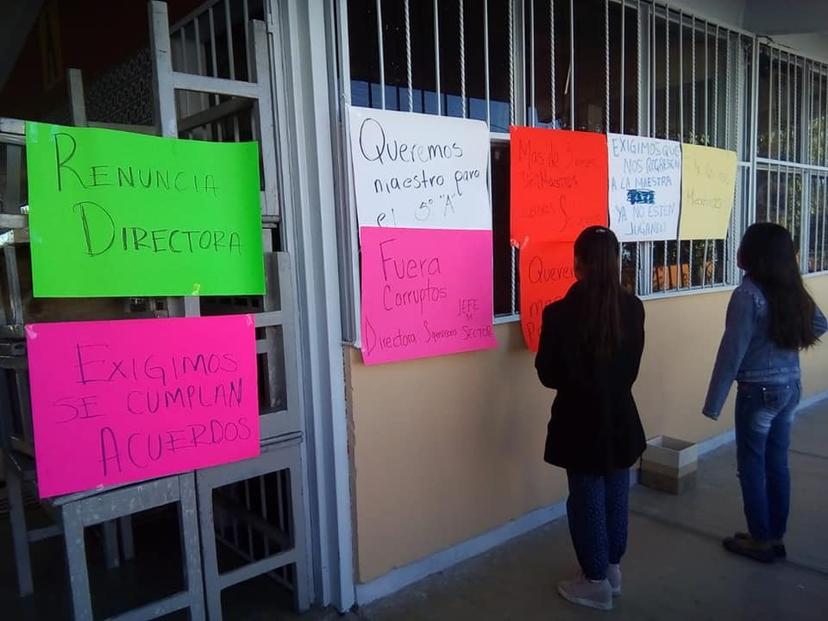 Padres exigen maestros para primaria de Tecali de Herrera