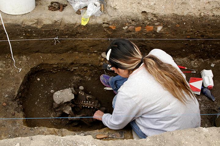 Denuncian saqueo de restos prehispánicos tras hallazgo en Cholula