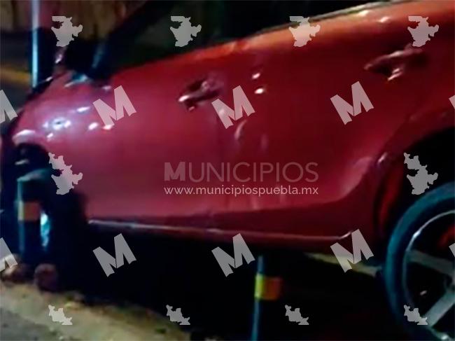 Auto choca y termina arriba de bolardos en Puebla capital