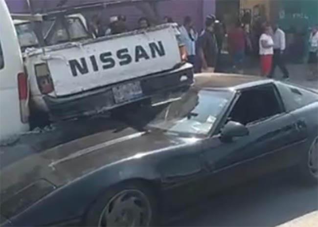 Corvette levanta a una camioneta Nissan tras chocar en calles de Izúcar