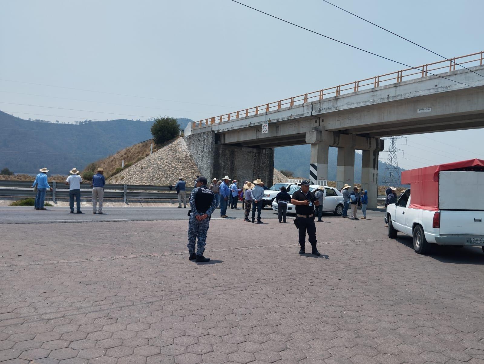 Bloquean la Amozoc-Nautla y Virreyes-Teziutlán en protesta por uso de cañones antigranizo