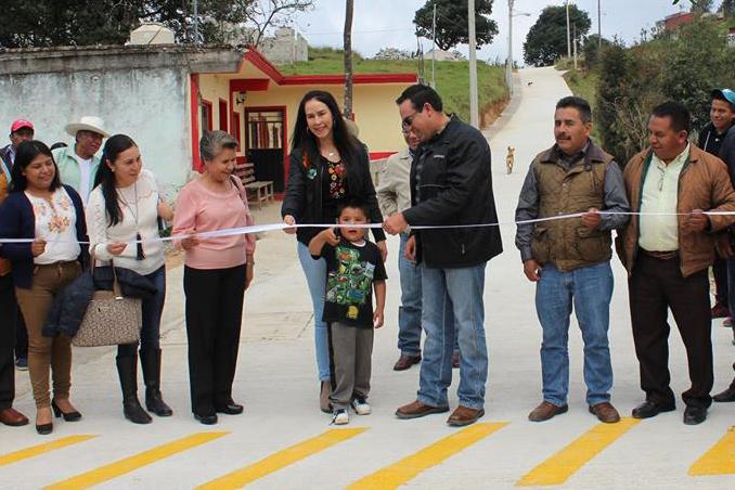 Inaugura edil de Zacapoaxtla pavimentación en Comaltepec