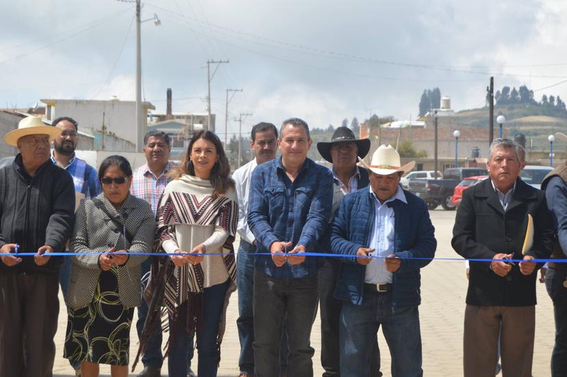 Ángel Guerrero inaugura calle en comunidad de Tlatlauquitepec