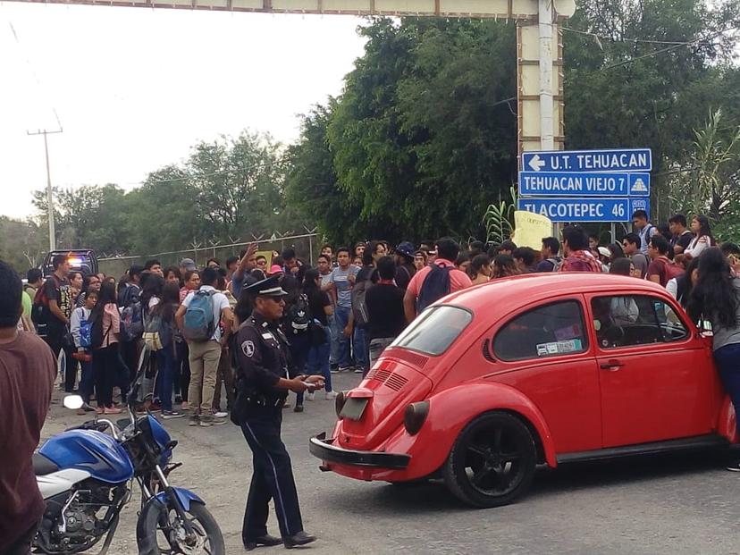 Estudiantes liberan casetas y ahora bloquean la Tehuacán-Teotitlán