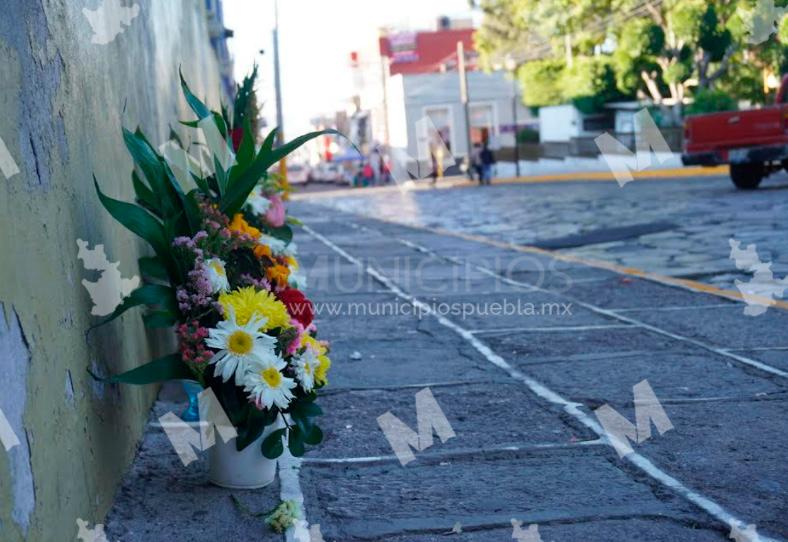 Colocan flores donde murieron ministeriales en Tecamachalco