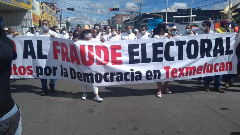 Ex candidatos marchan contra la reelección en Texmelucan