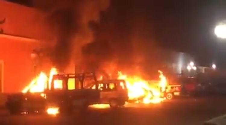 VIDEO Incendian patrullas en Huaquechula; disparan a El Güero
