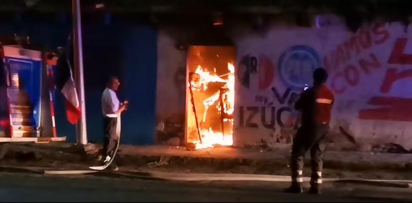 Se incendia vivienda frente a IMSS de Izúcar