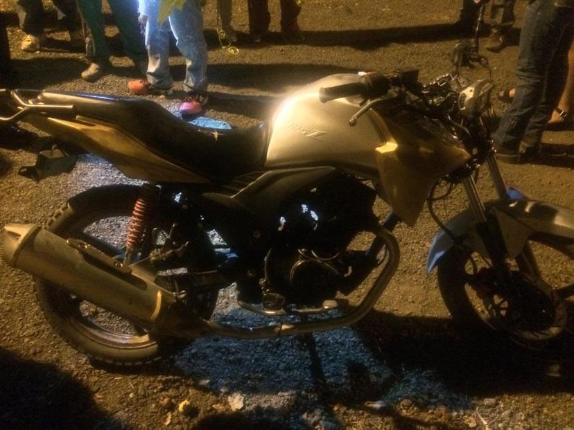 Abandonan moto robada y vecinos de Atlixco intentan quedársela