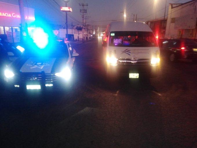Choca patrulla y asaltan ruta Azteca, saldo de madrugada en Puebla
