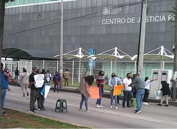 Otra vez protestan familiares de custodios detenidos por fuga del Pirulí