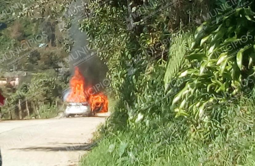 Retienen a cuatro policías y queman patrulla en Chinconcuautla