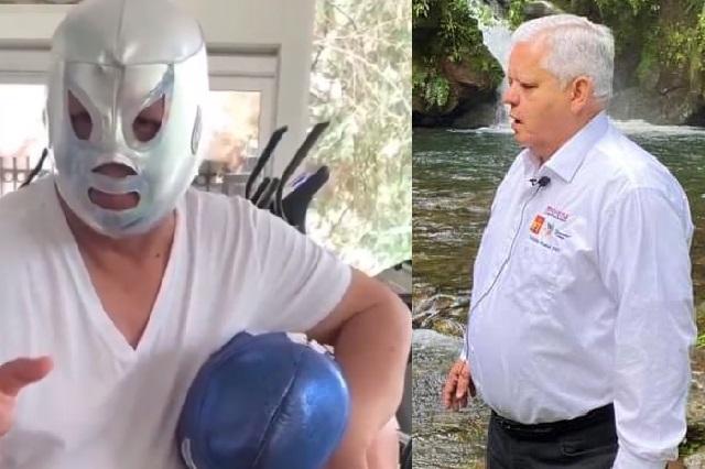 Con máscara de El Santo, Carlos Peredo busca reelección en Teziutlán