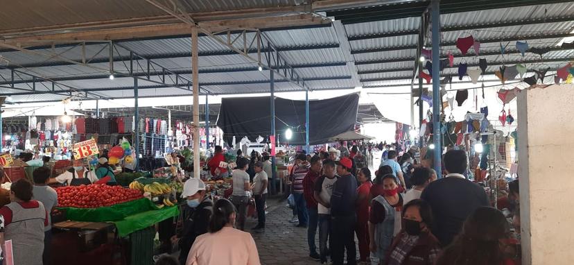 Comerciantes abarrotan mercado de Tecamachalco