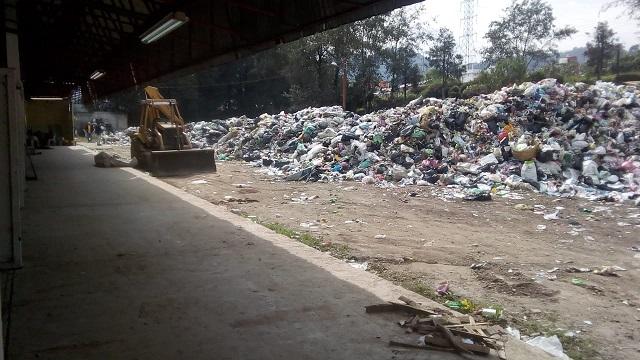 Siguen 225 toneladas de basura en recinto ferial de Huauchinango