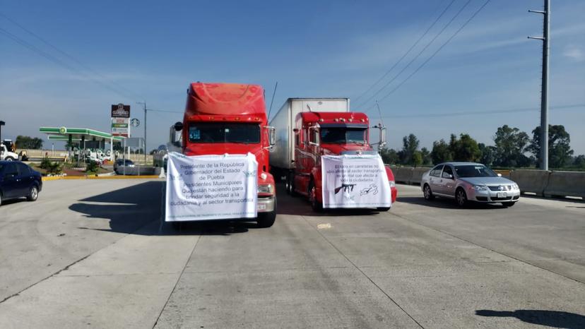 Transportistas cierran la México-Puebla para exigir seguridad a AMLO