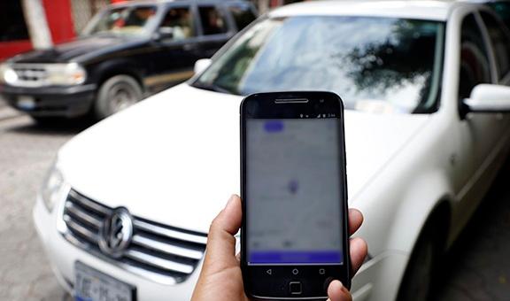 Taxis piratas se hacen pasar por Uber en Izúcar