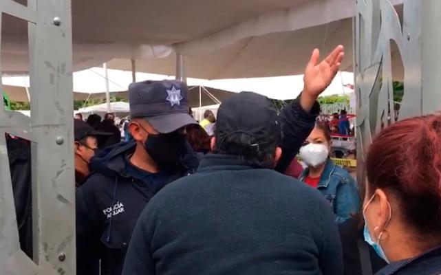 Entre tumultos, inicia vacunación covid para 40 años en zona conurbada de Puebla