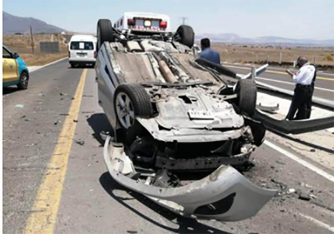Vuelca auto y dos mujeres resultaron lesionadas en la Teziutlán Virreyes