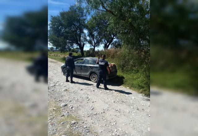 Escapan ladrones pero abandonan su auto en Yehualtepec