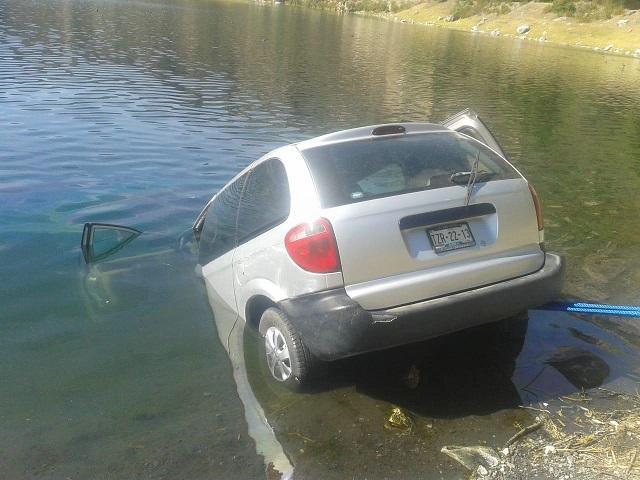 Dejan sin freno su auto y se hunde en laguna de Aljojuca