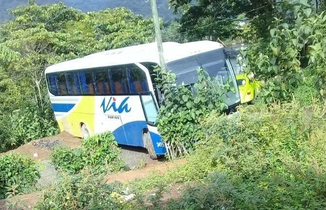Se salvan de caer al barranco porque autobús se atoró en Cuetzalan