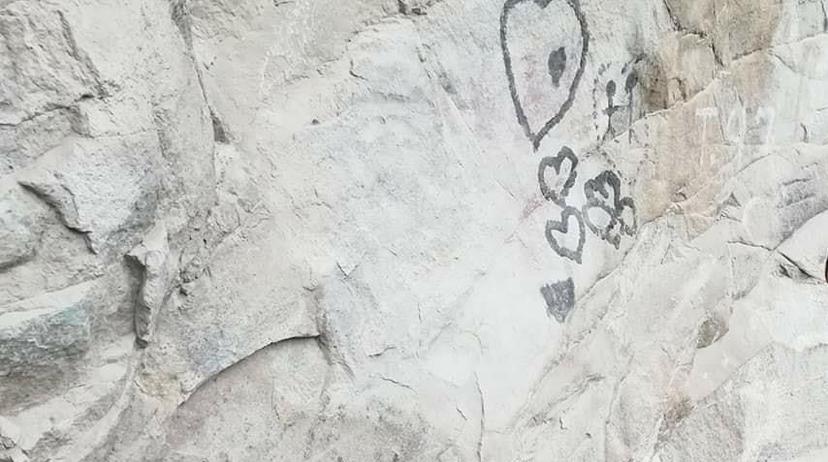 Grafitean corazones sobre pinturas rupestres en Zautla