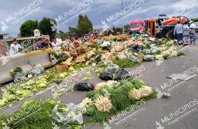 Por evitar choque, vuelca camión de verduras en la México-Puebla