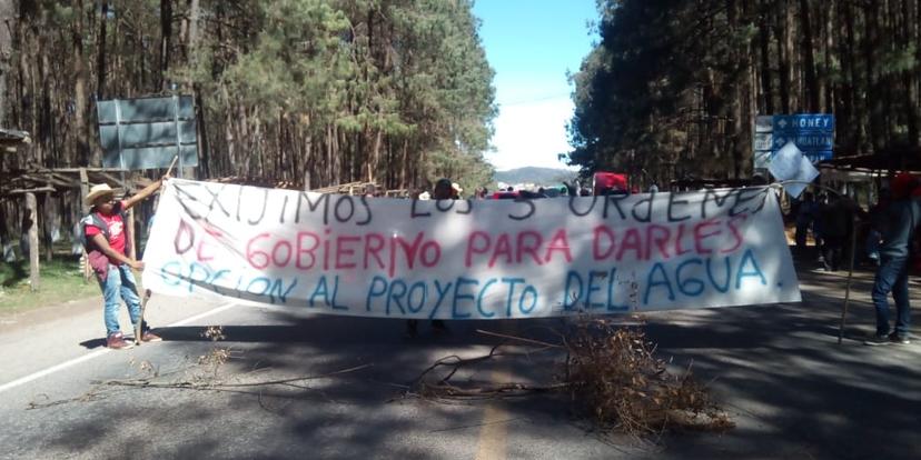 Bloqueo en la carretera federal México- Tuxpan para exigir servicios