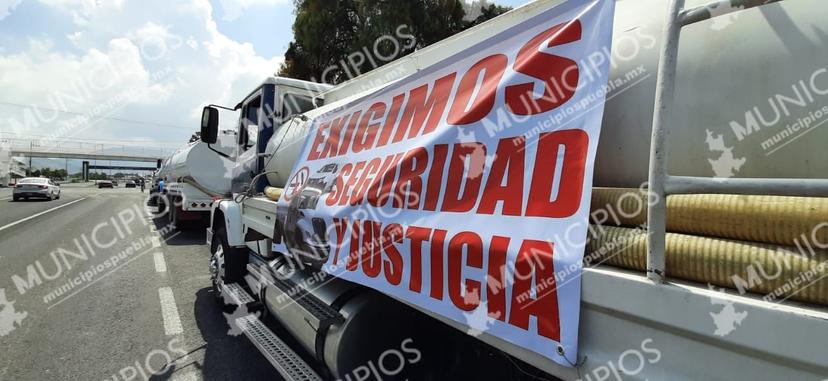 Cansados de los asaltos en zona de Tecamachalco, conductores de pipas protestan