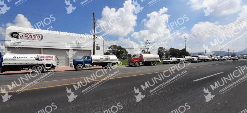 Cansados de los asaltos en zona de Tecamachalco, conductores de pipas protestan