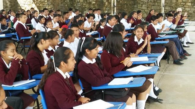Promueven emprendedurismo en jóvenes de Caxhuacan 