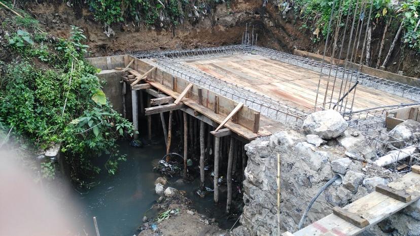 Obra bloquea río y provoca inundaciones en Huauchinango