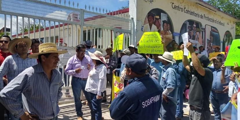 Se manifiestan en calles de Izúcar trabajadores del Sosapamim