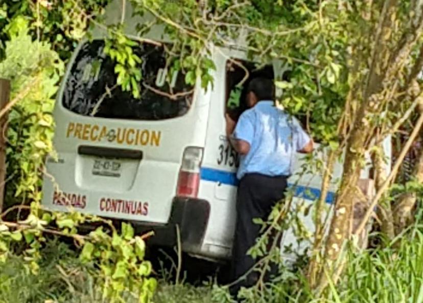 Combi se estrella con un árbol en Venustiano Carranza y deja 4 heridos
