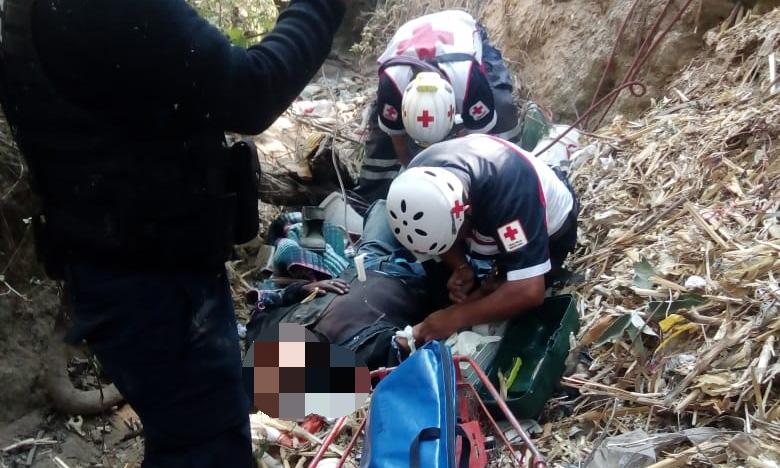 Abuelito cae a barranca de 15 metros y sobrevive en Tlalancaleca